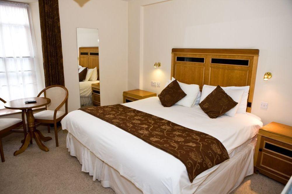 The Gateway Hotel Swinford Extérieur photo