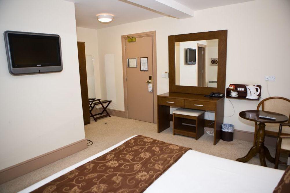 The Gateway Hotel Swinford Extérieur photo