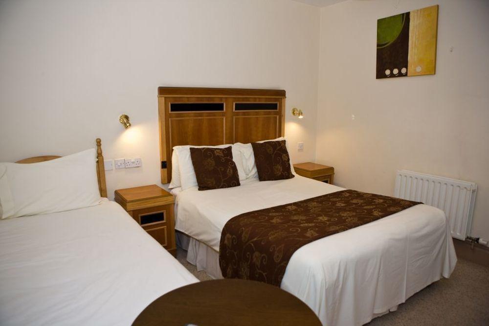 The Gateway Hotel Swinford Extérieur photo