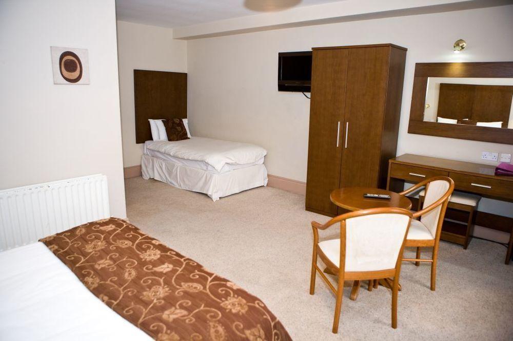 The Gateway Hotel Swinford Extérieur photo
