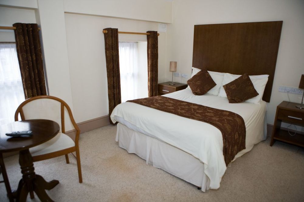 The Gateway Hotel Swinford Extérieur photo
