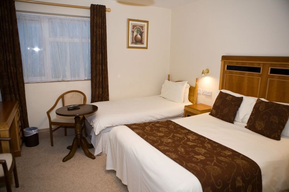 The Gateway Hotel Swinford Extérieur photo