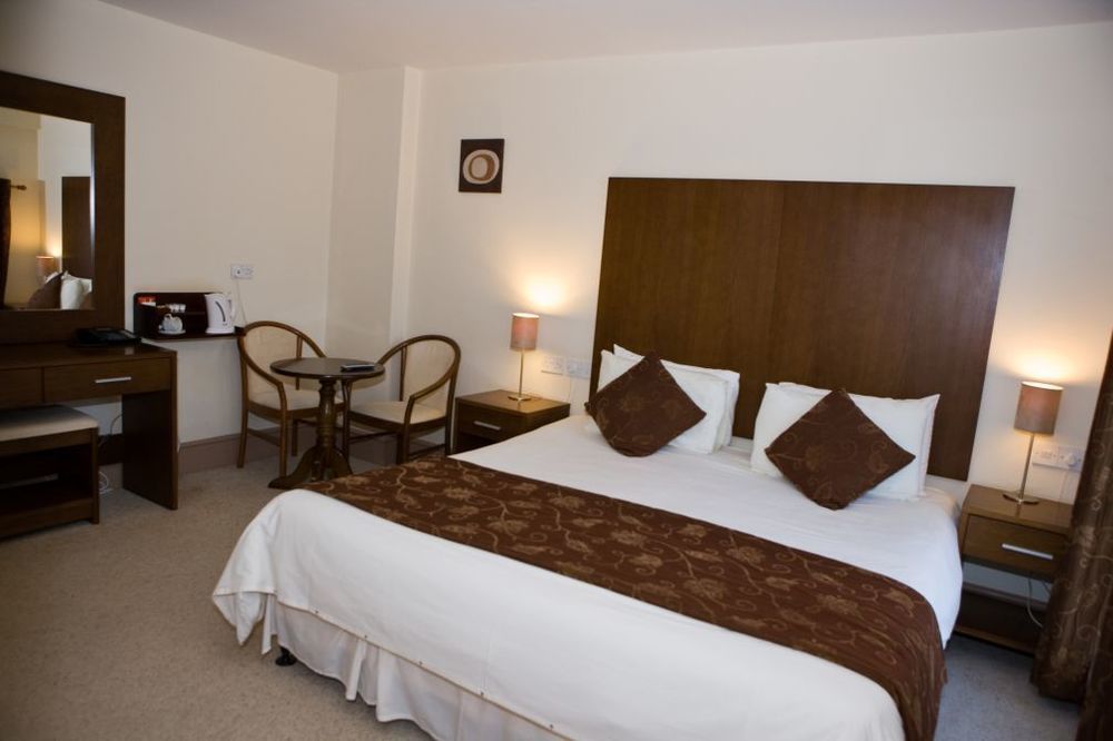 The Gateway Hotel Swinford Extérieur photo