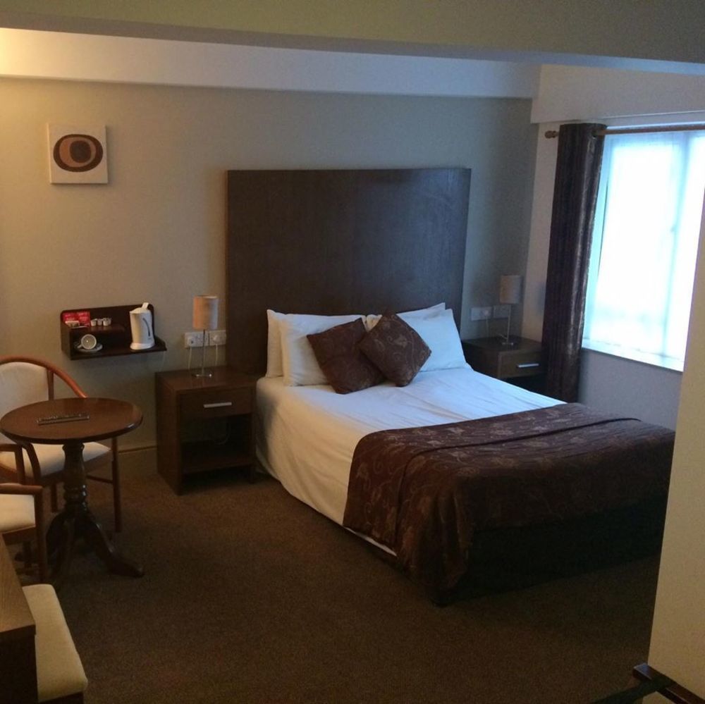 The Gateway Hotel Swinford Extérieur photo