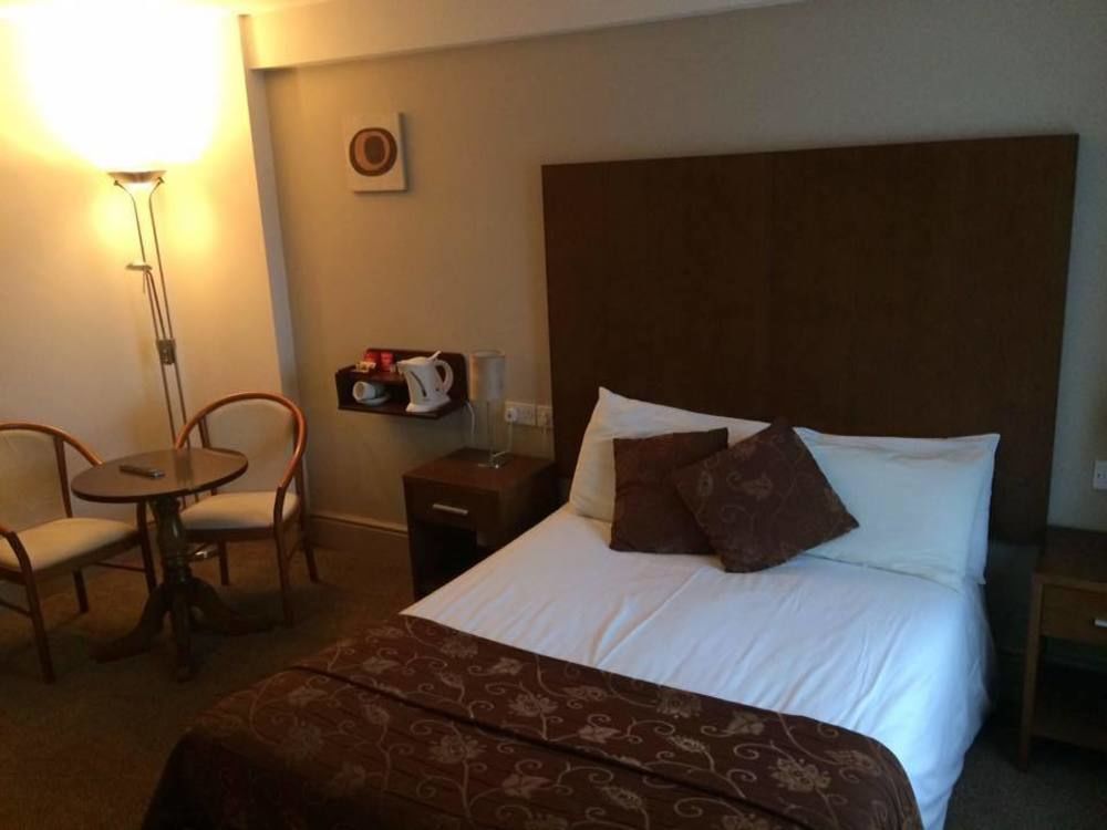 The Gateway Hotel Swinford Extérieur photo