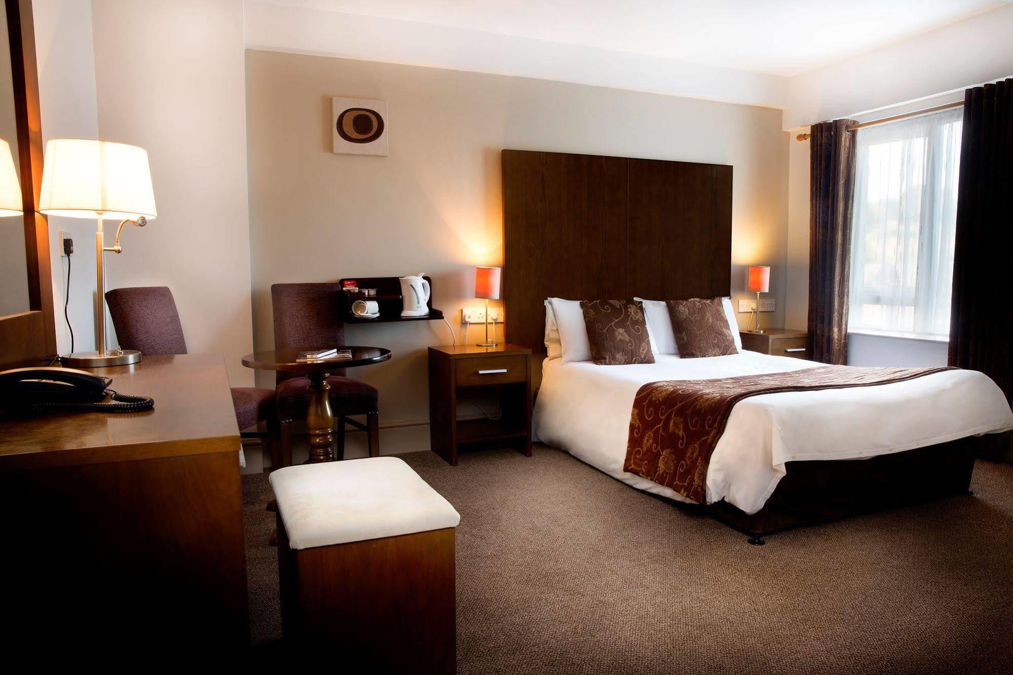The Gateway Hotel Swinford Extérieur photo