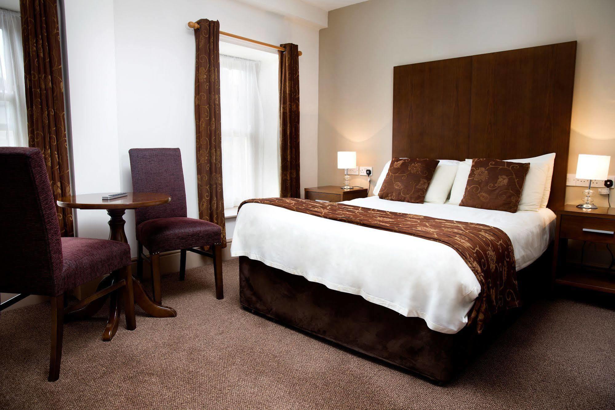 The Gateway Hotel Swinford Extérieur photo